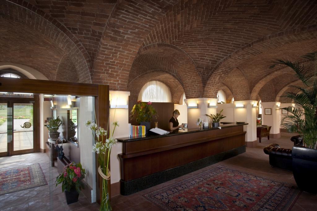 Albergo Dell'Agenzia Бра Экстерьер фото